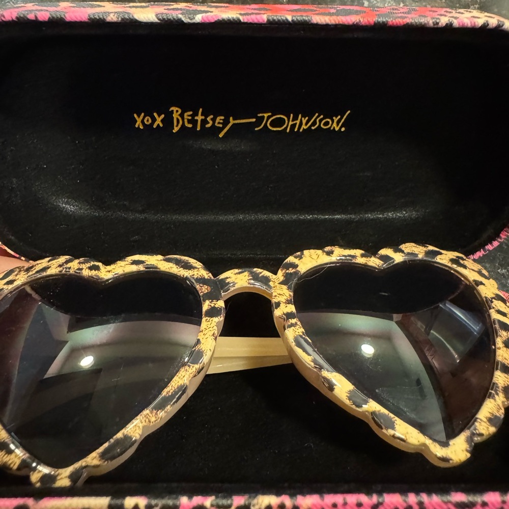 Betsey Johnson Leopard Print Sunglasses - Picture 4 of 16